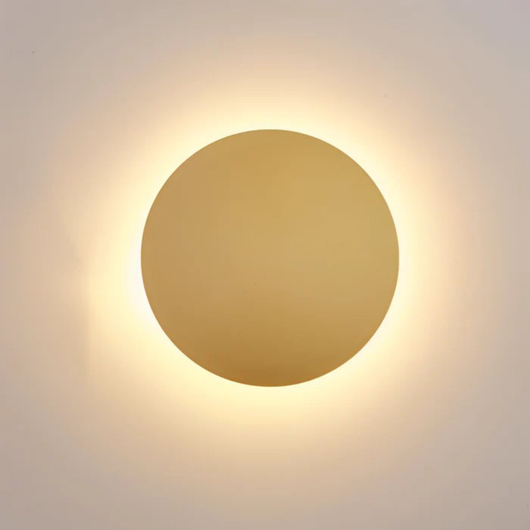 Minimalistyczna lampa ścienna LED emitująca nastrojowe światło w pokoju