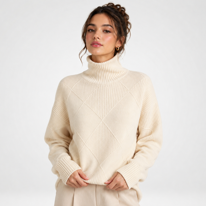 Kobieta prezentująca elegancki beżowy sweter z golfem