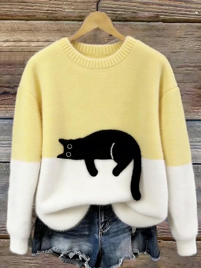 Stylowy damski sweter z nadrukiem kota, ujęcie w całości na sylwetce