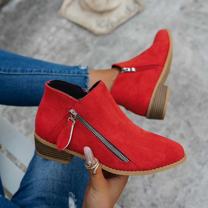 Czarne modne buty botki damskie, zbliżenie na zapięcie na zamek