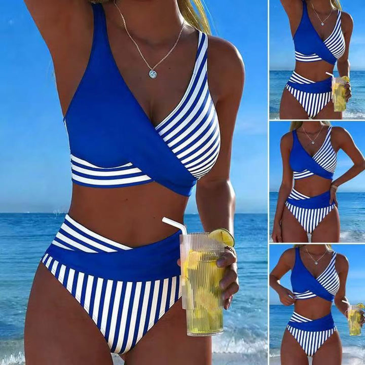 Model w niebieskim stroju kąpielowym z nadrukiem na tle oceanu