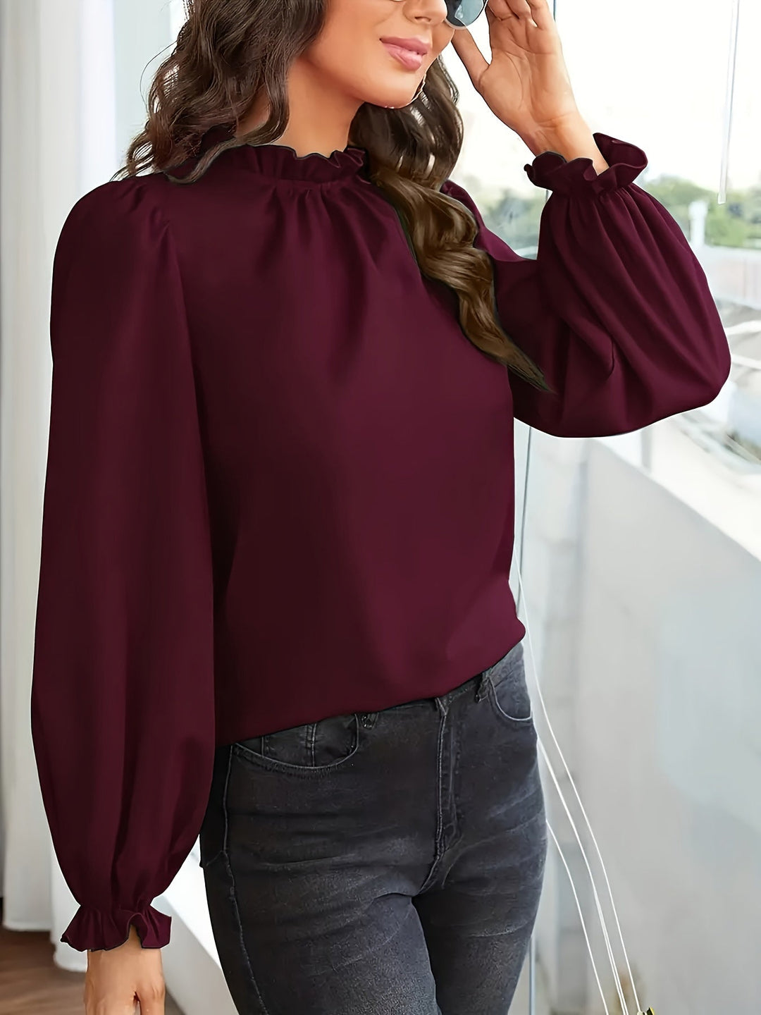 Wizualizacja stylizacji z elegancką bluzką damską z bufkami