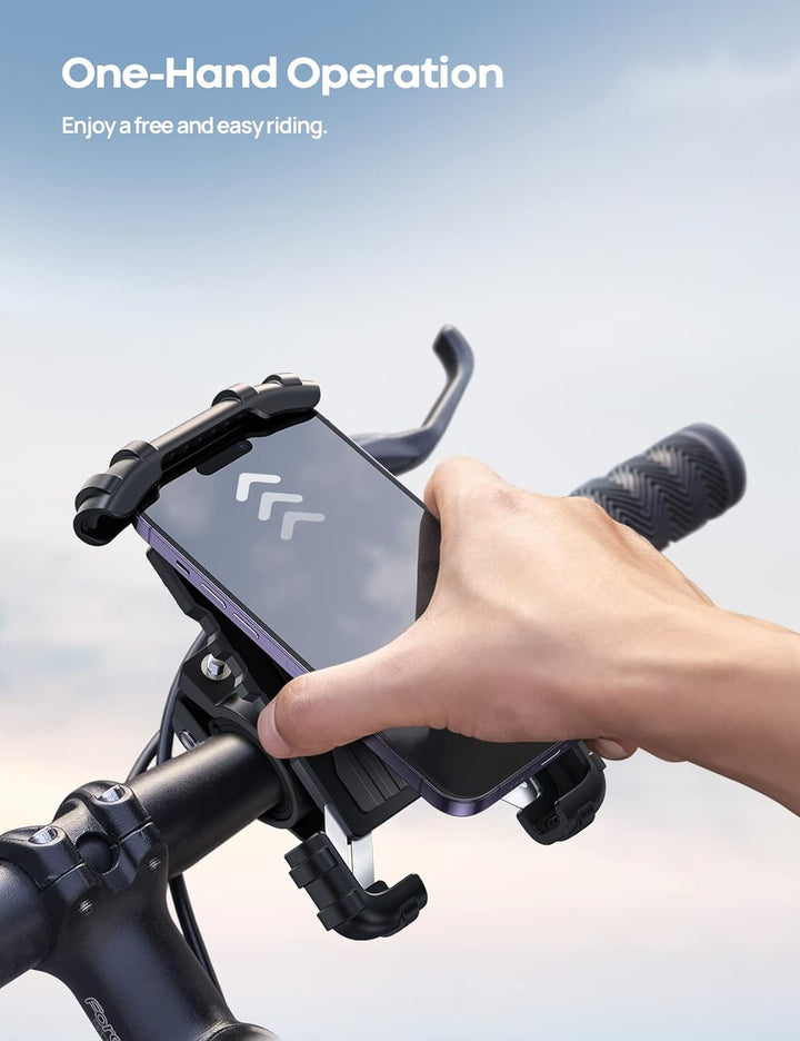 Ręka umieszczająca smartfon w uchwycie rowerowym