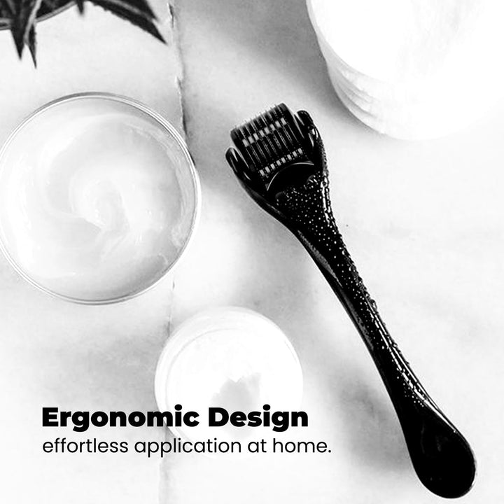 Ergonomiczny roller do pielęgnacji brody obok słoiczków z kosmetykami