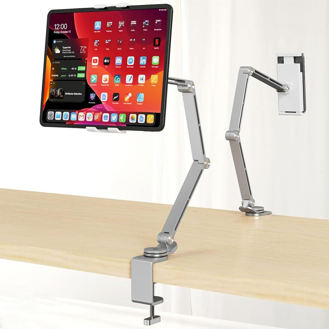 Regulowany aluminiowy uchwyt na tablet zamontowany na krawędzi biurka z podłączonym iPadem