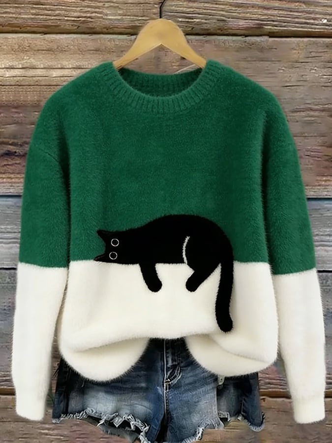 Beżowy sweter damski oversize z motywem kota, widok z tyłu casualowej stylizacji