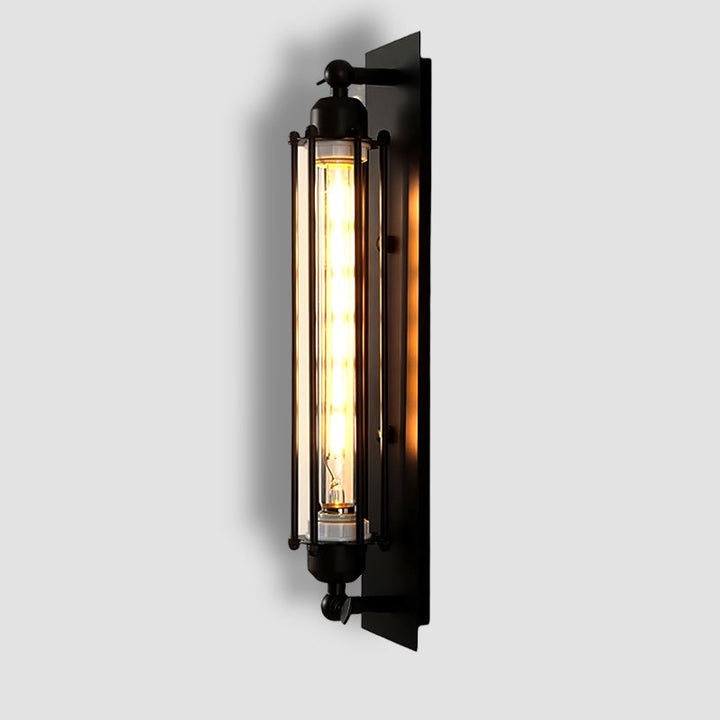 Lampa ścienna w stylu loft zamontowana w nowoczesnym korytarzu