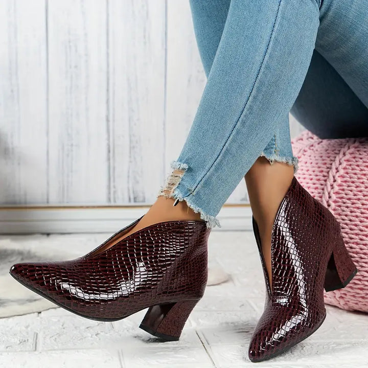 Bordowe damskie botki na stabilnym obcasie w eleganckiej aranżacji