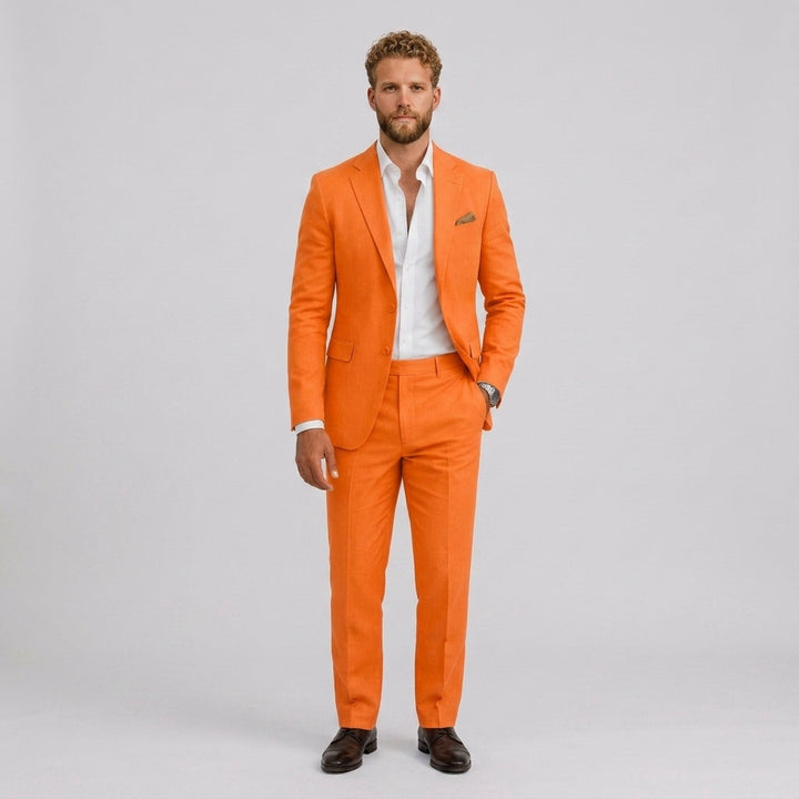 Szczegół na klapie i guziku męskiej marynarki slim fit