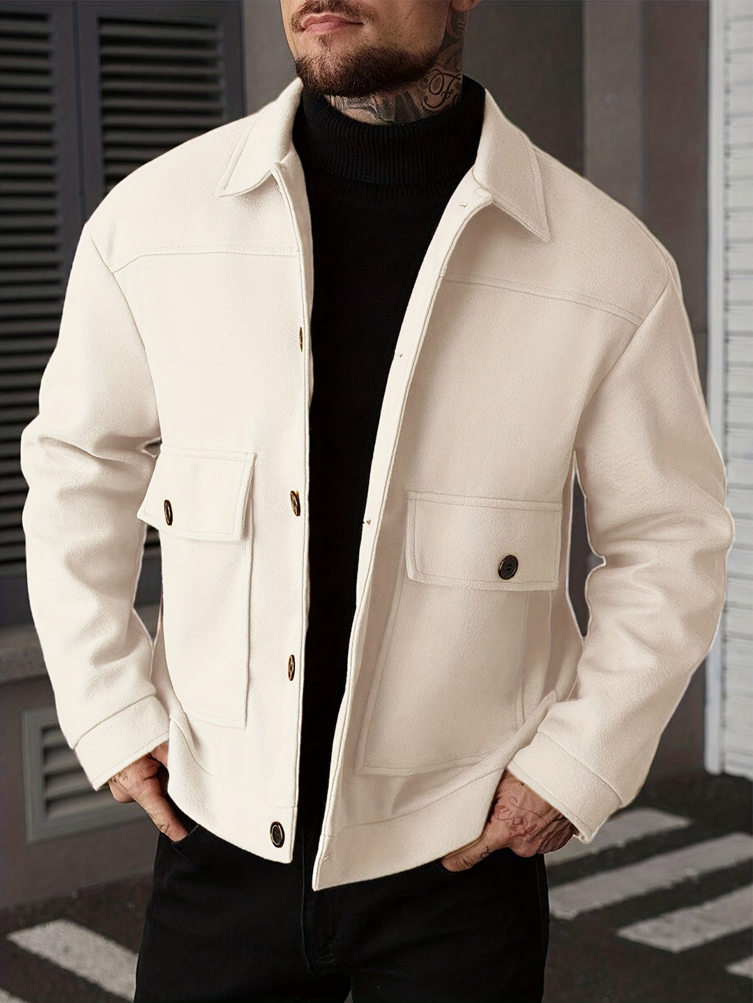 Zbliżenie na męską kurtkę overshirt w kolorze morelowym z kołnierzem