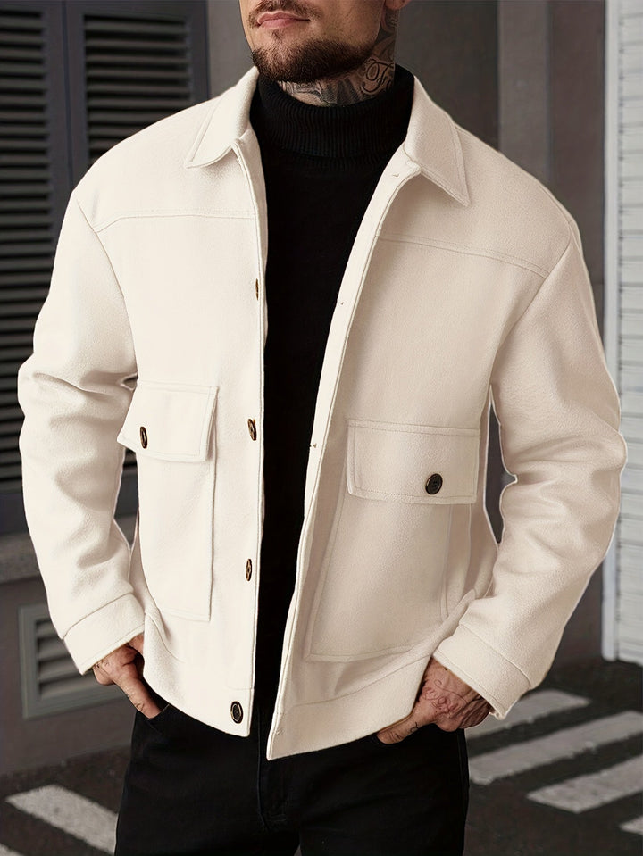 Zbliżenie na męską kurtkę overshirt w kolorze morelowym z kołnierzem