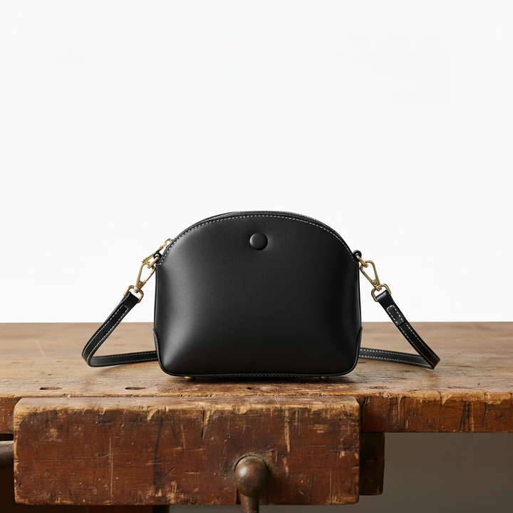 Elegancka torebka damska crossbody Amalia prezentowana z tyłu