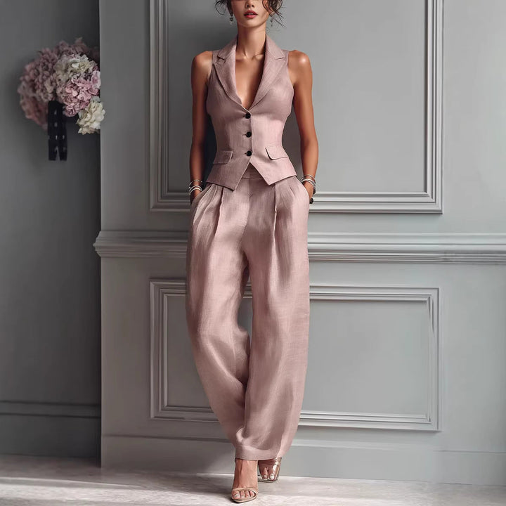 Zbliżenie na elegancką kamizelkę i spodnie z różowego zestawu damskiego