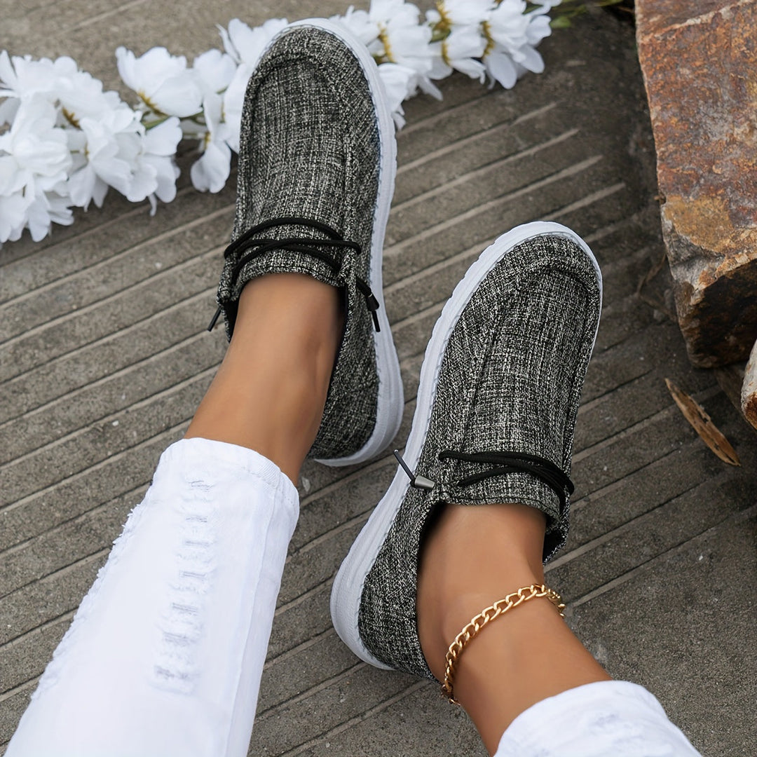 Czarne sneakersy wsuwane damskie, widok na piętę i wykończenie