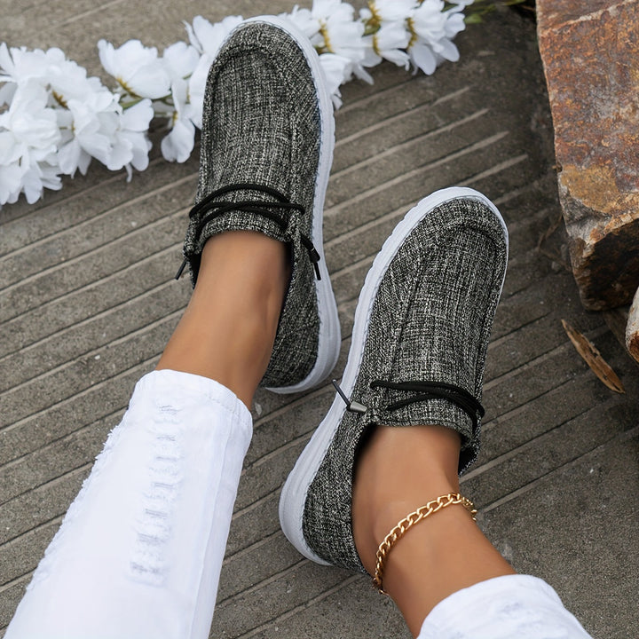 Czarne sneakersy wsuwane damskie, widok na piętę i wykończenie