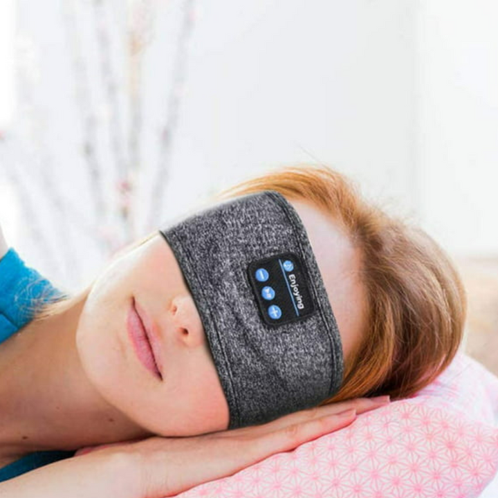 Opaska do snu z Bluetooth założona na oczy podczas odpoczynku w łóżku