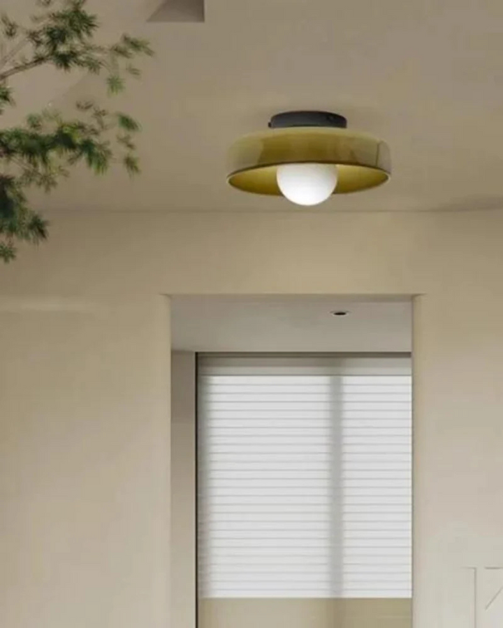 Szklana lampa dekoracyjna montowana jako kinkiet w nowoczesnym wnętrzu