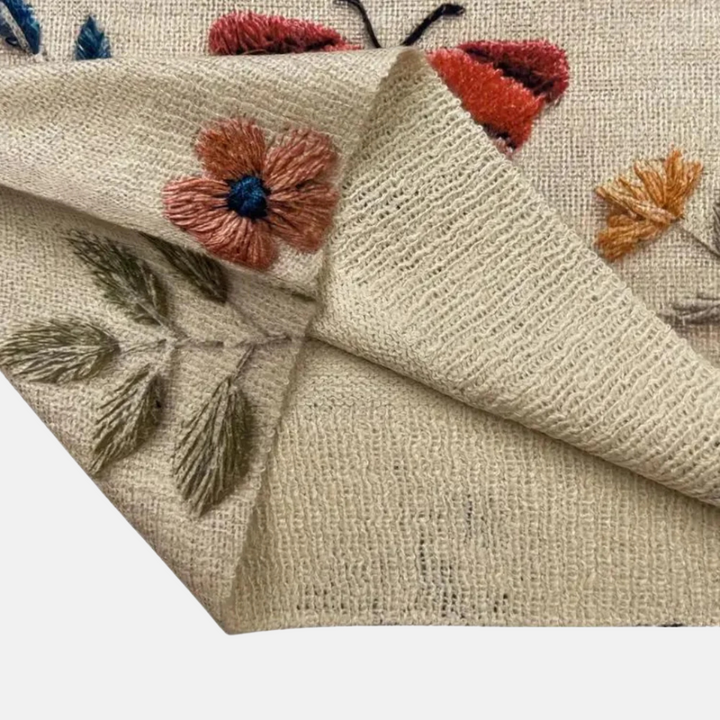 Stylowy sweter damski z haftem trójwymiarowym, pełna sylwetka odzieży