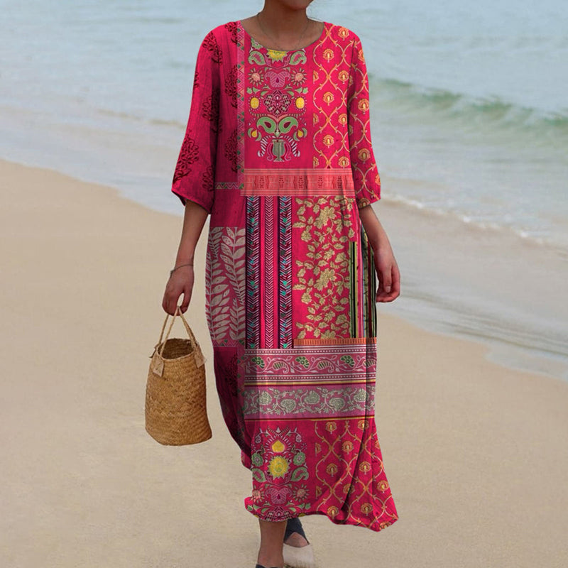 Damska plażowa sukienka maxi w stylu boho prezentowana na plaży