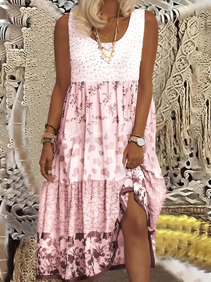 Kobieta w różowej sukience midi w stylu boho z nadrukiem kwiatowym