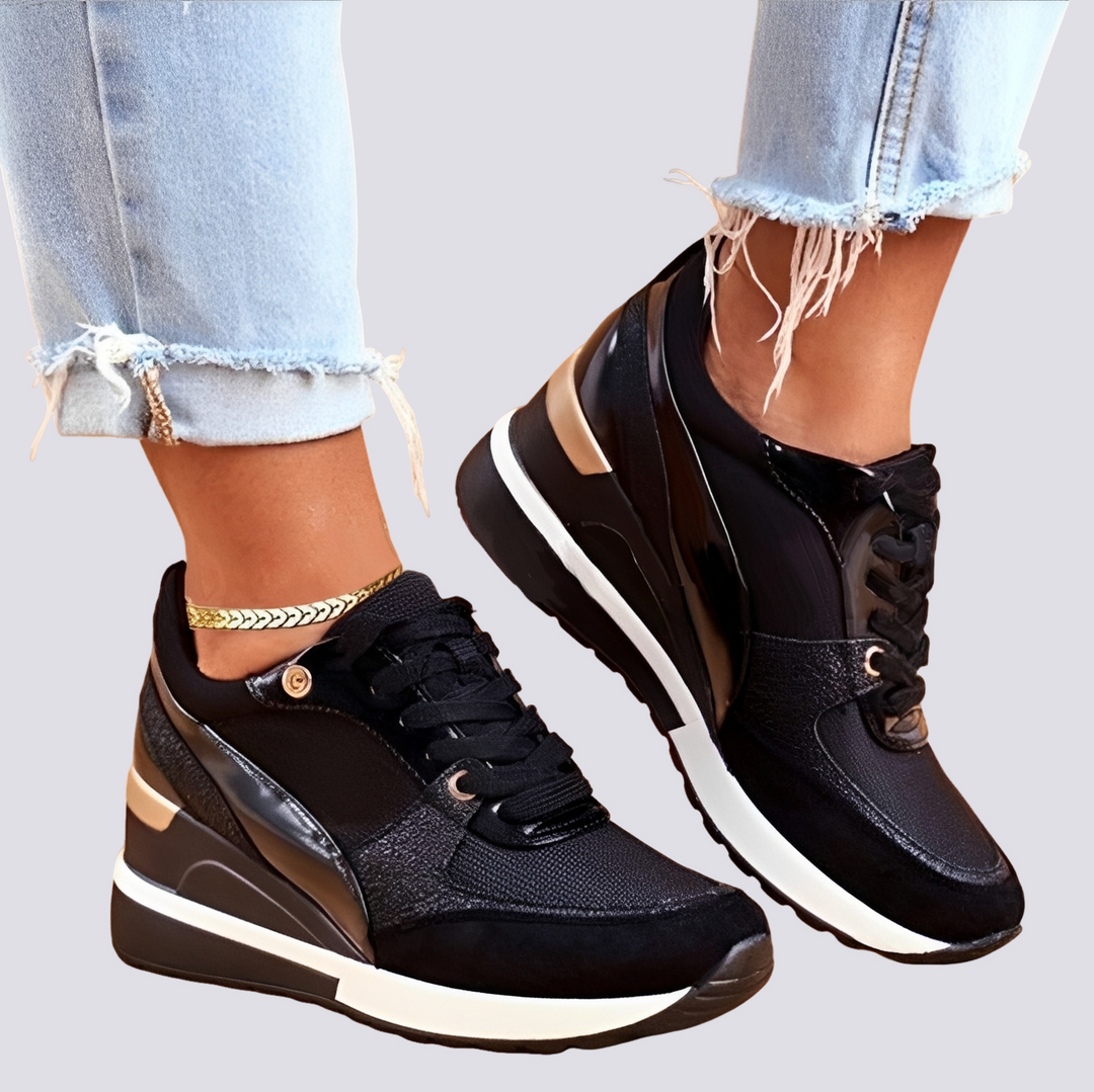 Zbliżenie na stylowe czarne sneakersy na platformie w wersji wizualnej prezentującej sznurowanie i detale