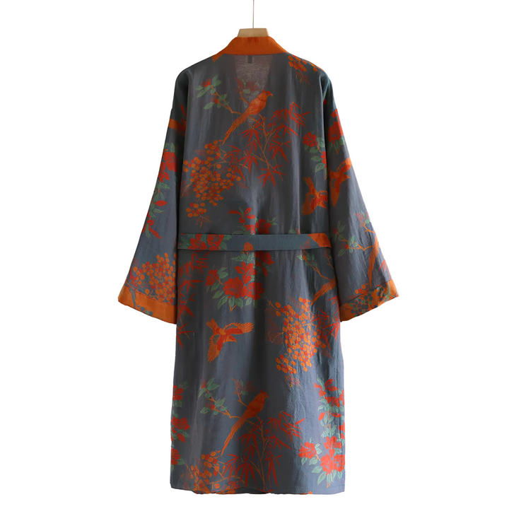 Tył szlafroka kimono w odcieniu szaroniebieskim z nadrukiem