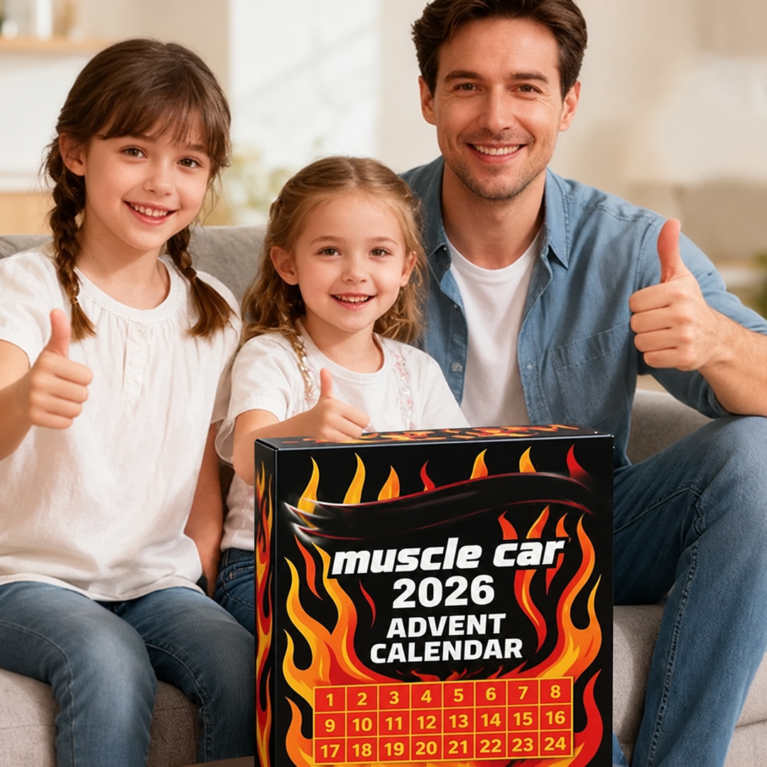 Szczęśliwa rodzina z dziećmi trzymająca kalendarz adwentowy z autkami