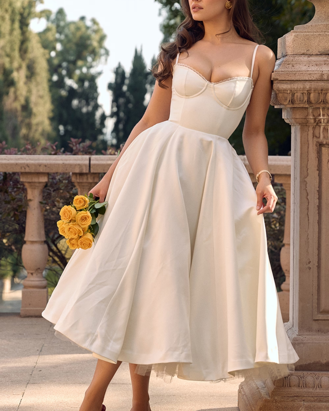 Tył eleganckiej sukienki tiulowej w kolorze różu blush