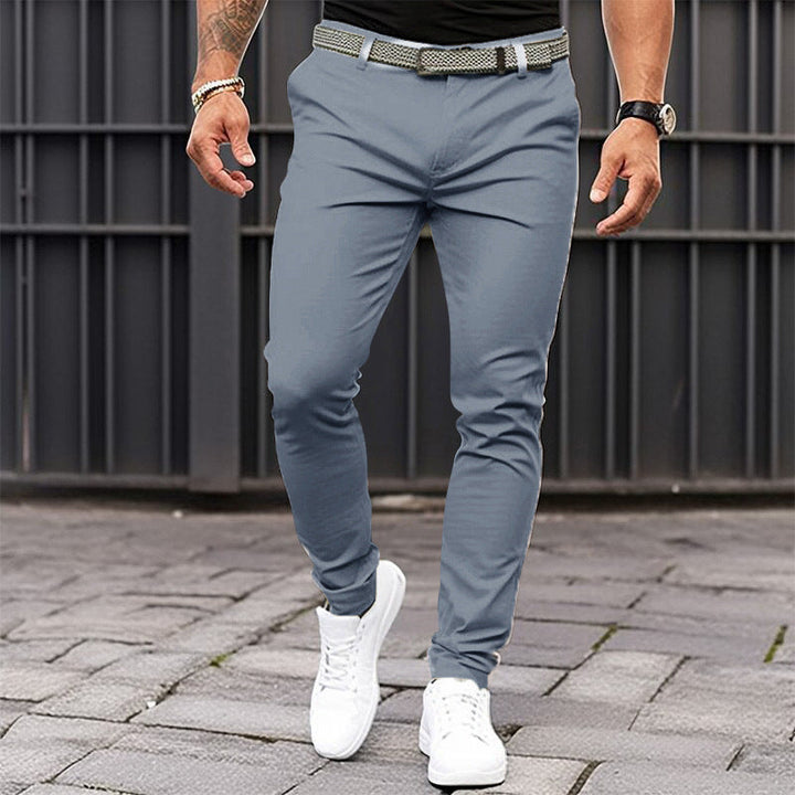 Mężczyzna prezentujący jasnoszare spodnie męskie w stylu casual