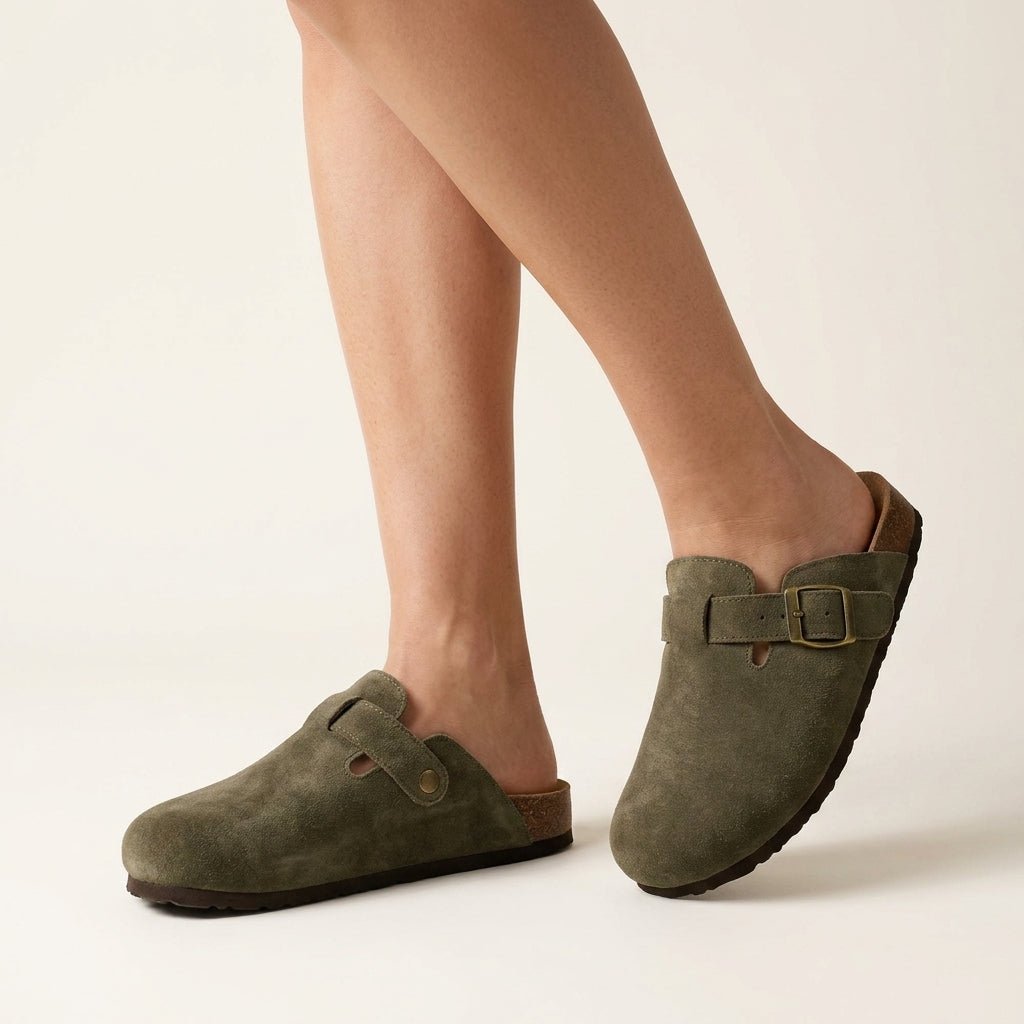 Stylizacja z zielonymi pantoflami damskimi prezentowana na nodze modelki