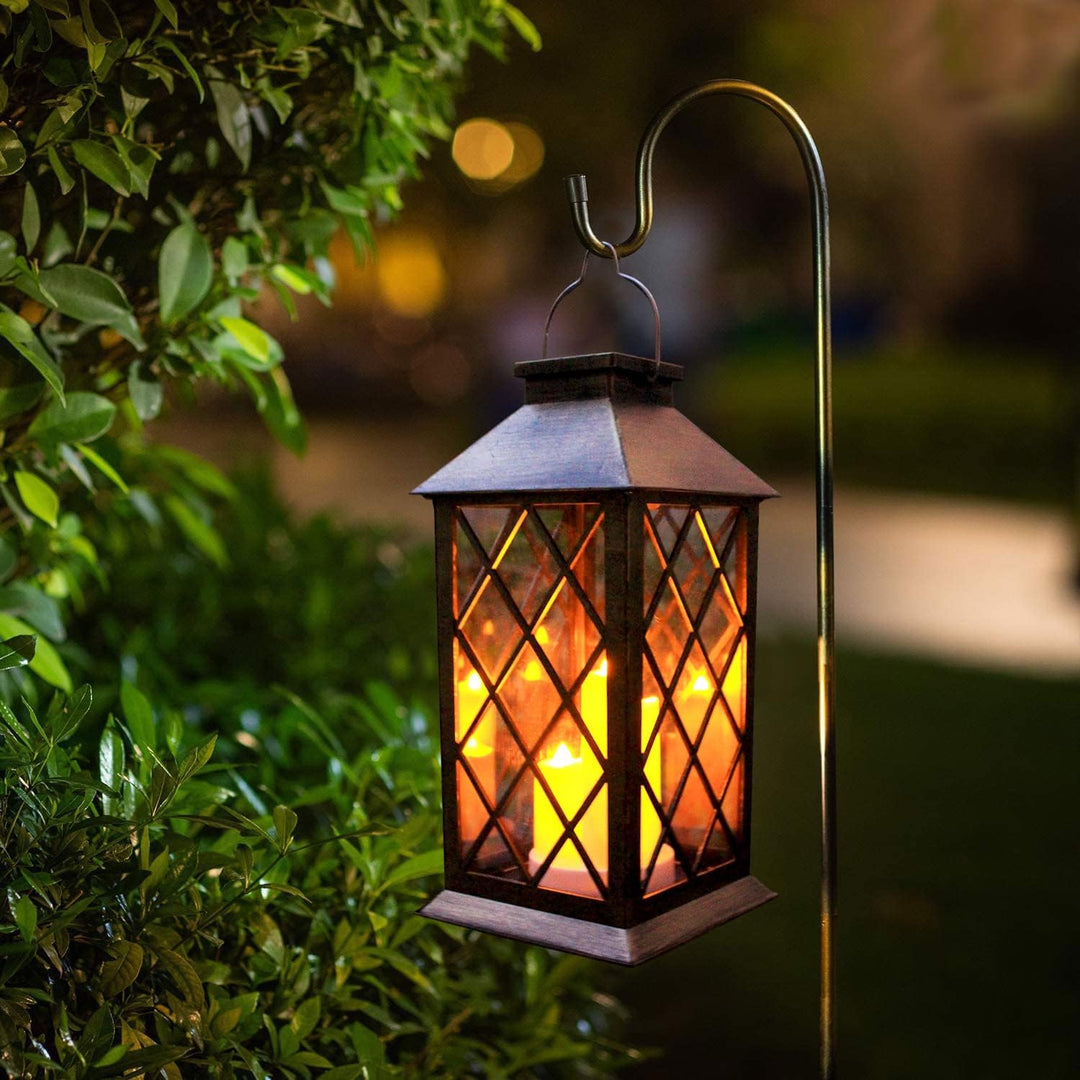 Lampion ogrodowy zawieszony na haku w ogrodzie