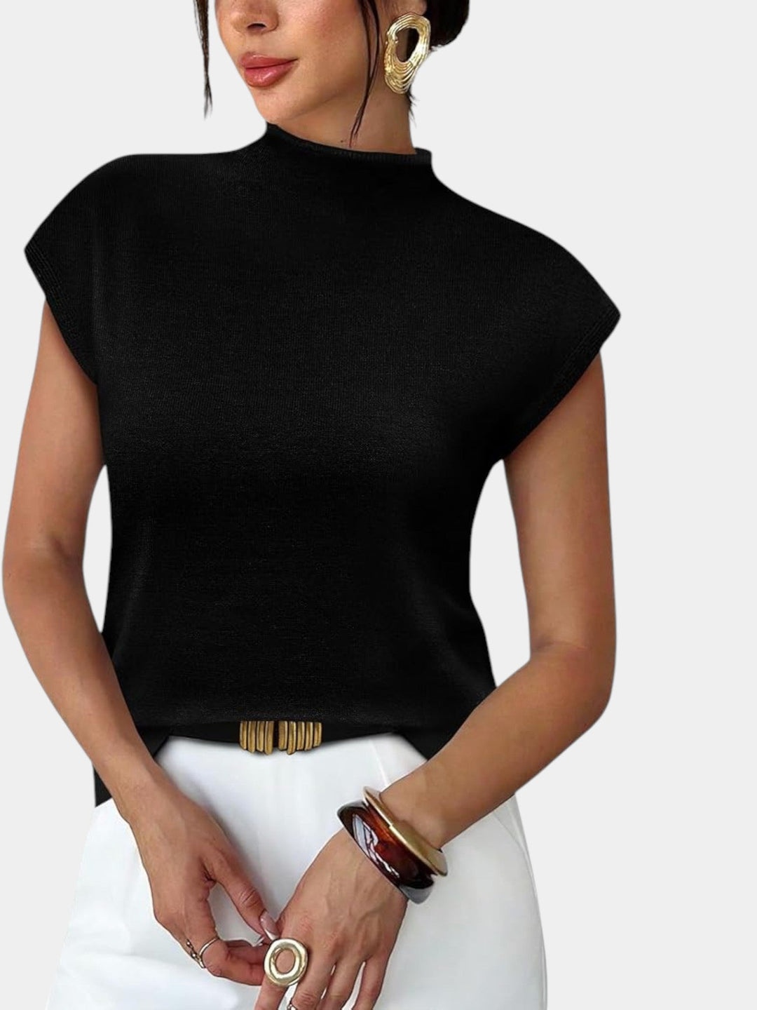 Gładki top damski casual, zbliżenie na dekolt