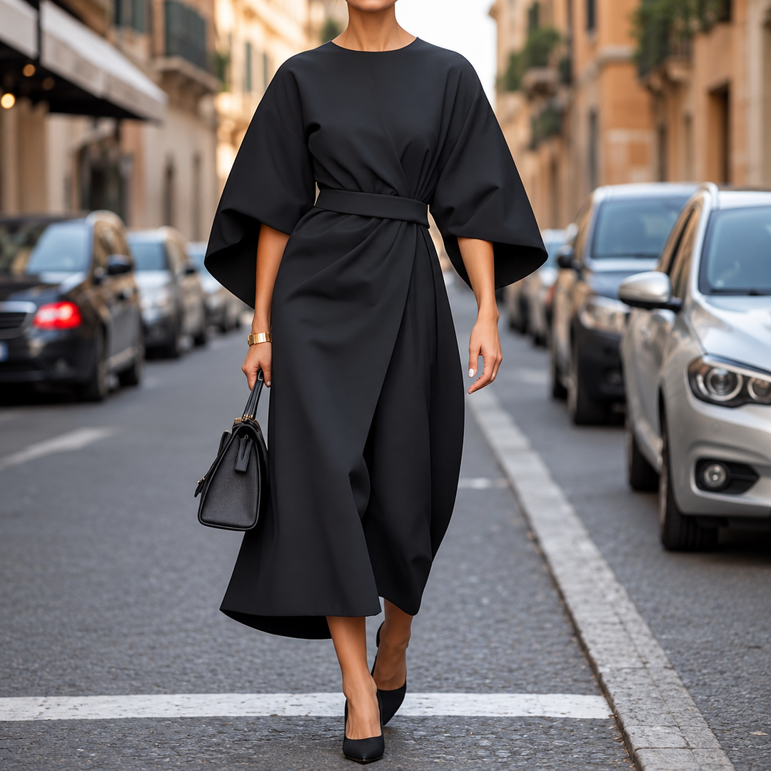 Kobieta w eleganckiej czarnej sukience maxi Clare na ulicy