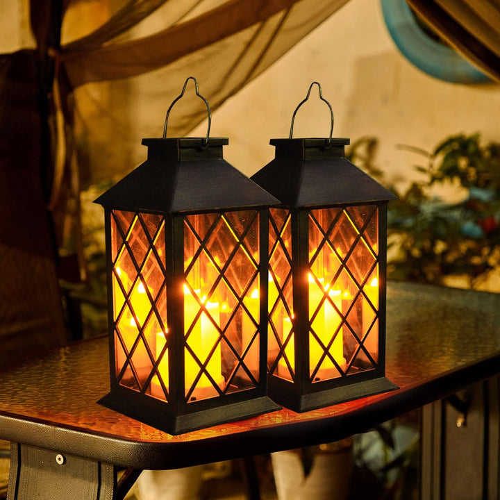 Wodoodporny lampion ogrodowy solarny z trzema świecami LED, widok z bliska na dekorację patio.