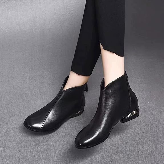 Czarne eleganckie botki damskie wsuwane prezentowane na nodze