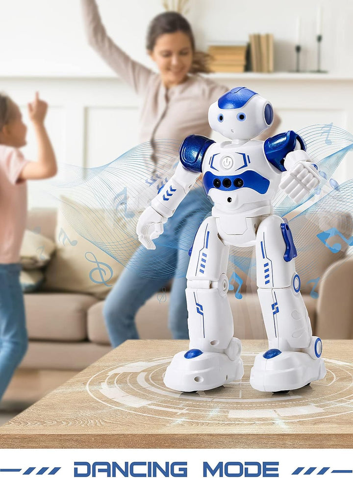 Dziecko tańczące z interaktywnym robotem w salonie