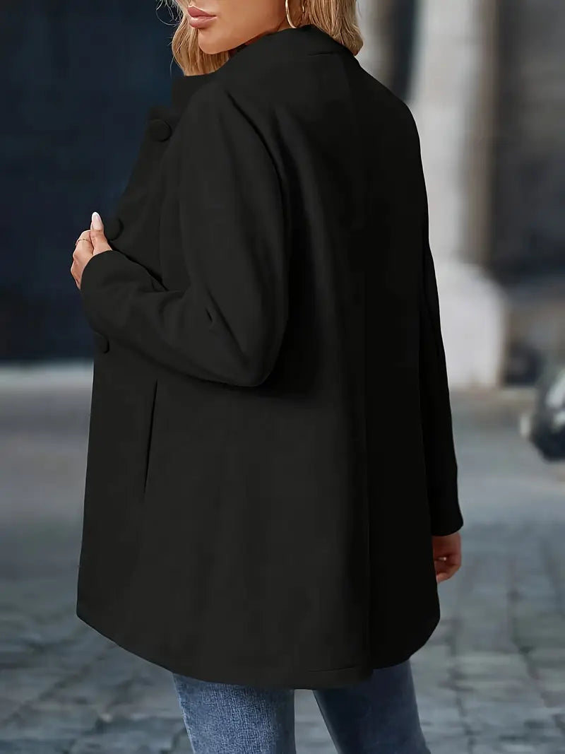 Stylowy damski płaszcz z klamrą na pasku w zbliżeniu