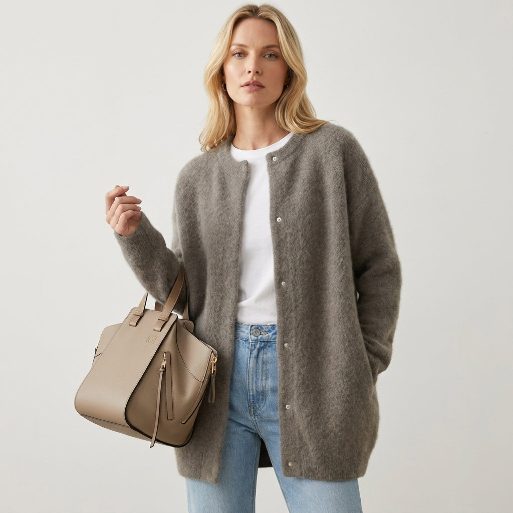 Kobieta prezentująca elegancki luźny kardigan w kolorze khaki-brązowym