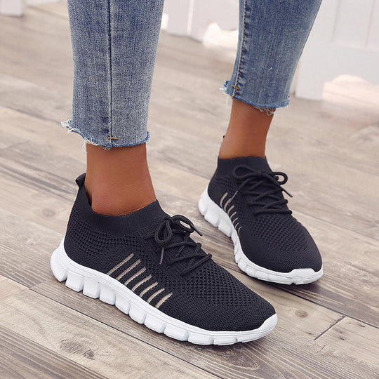 Czarne damskie sneakersy wsuwane z elastyczną podeszwą