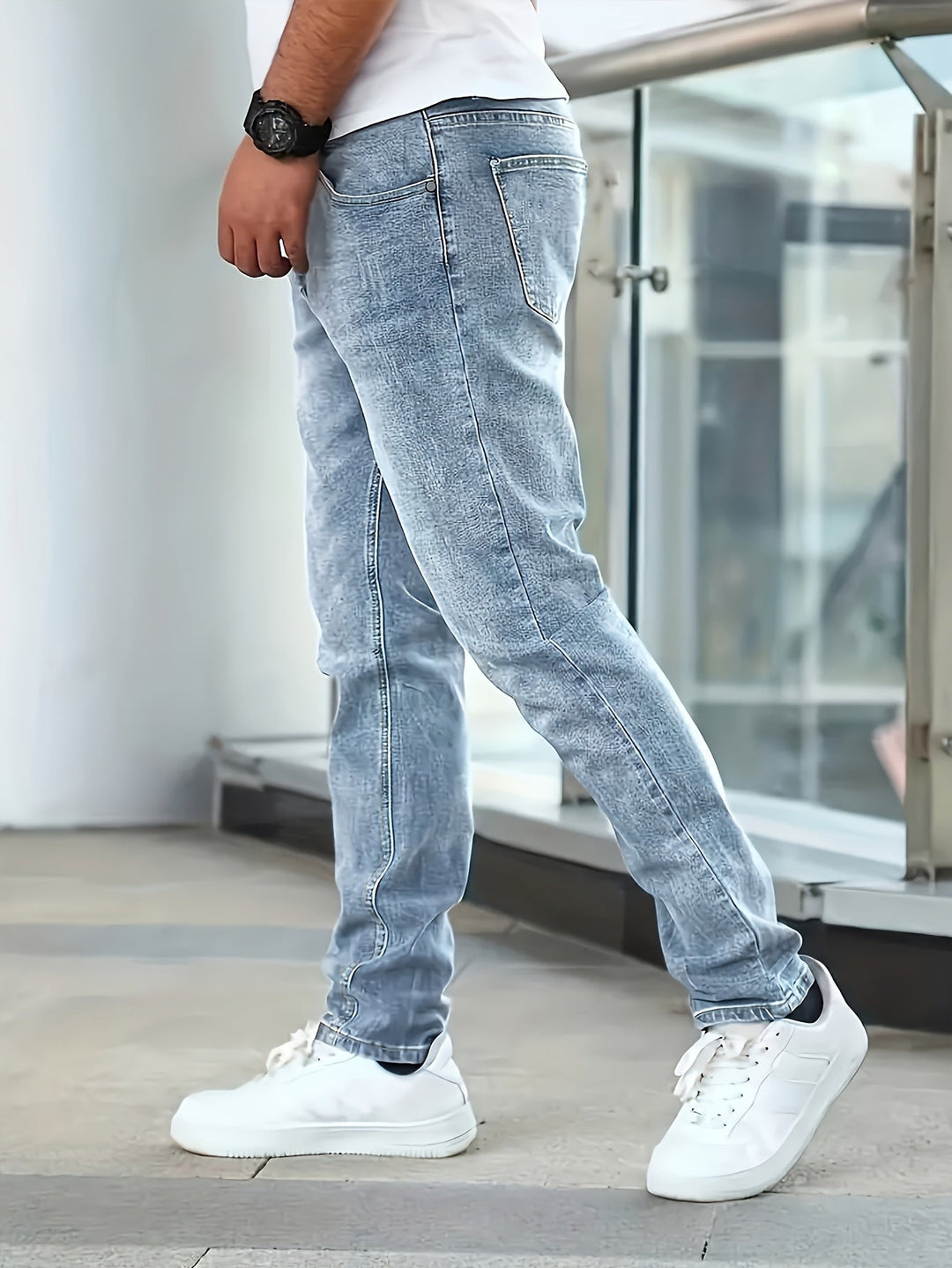 Detale i wykończenie kieszeni w męskich spodniach z denimu