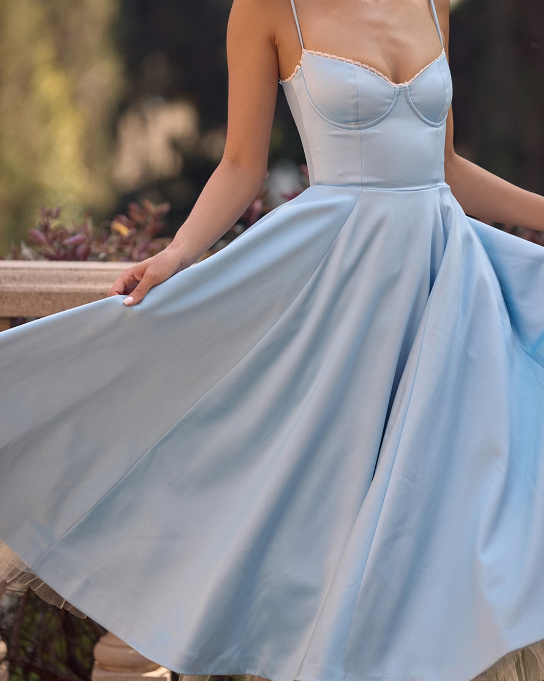 Elegancka sukienka midi z tiulem w kolorze różu blush, zbliżenie