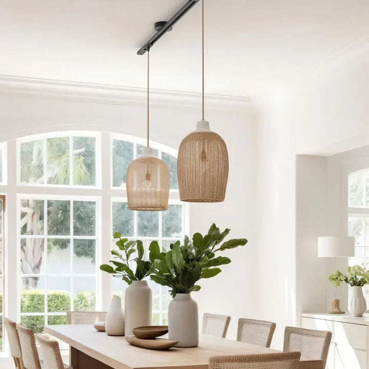 Czarna szyna do lamp wiszących w minimalistycznej aranżacji kuchennej