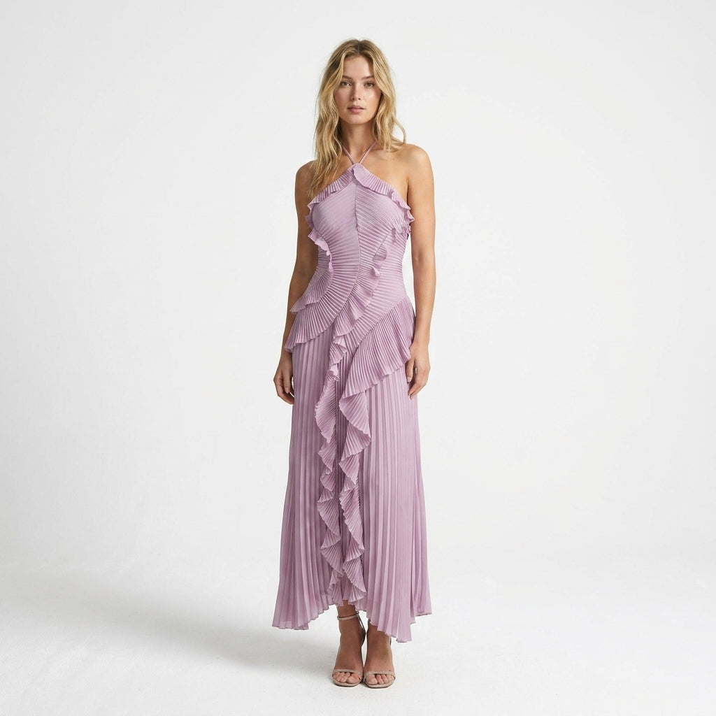 Modelka w liliowej sukience midi z falbanami i dekoltem halter