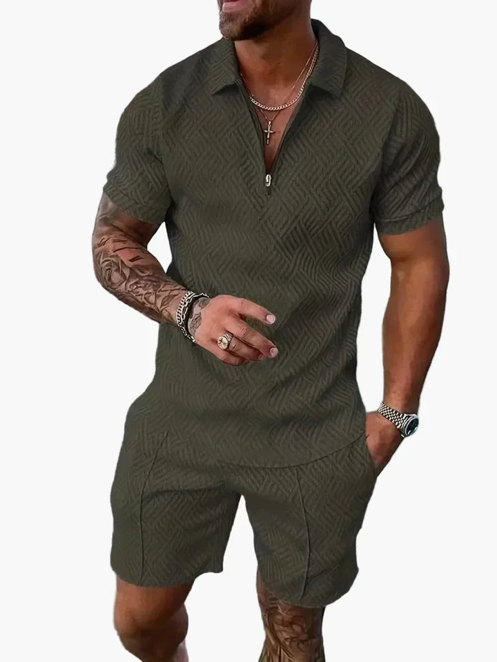 Mężczyzna w zielonym eleganckim zestawie polo na letnie dni