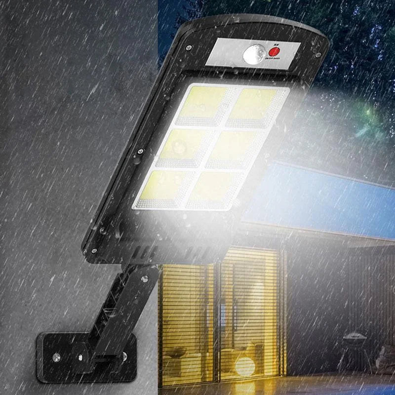 Zewnętrzna solarna lampa LED oświetlająca podjazd w deszczu