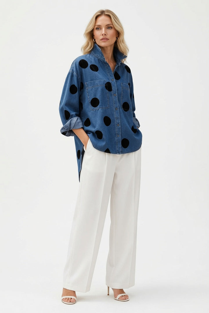 Modelka w niebieskiej bluzce oversize w grochy w stylu retro