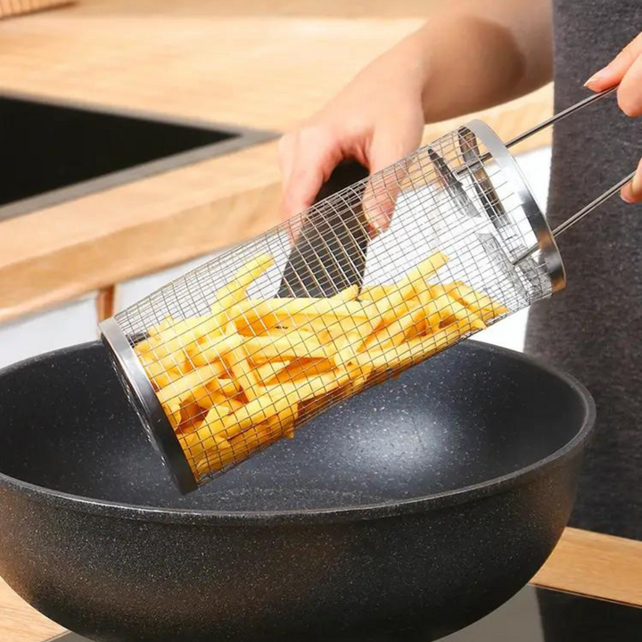 Prezentacja koszyka do grillowania w kuchni podczas przygotowywania potraw