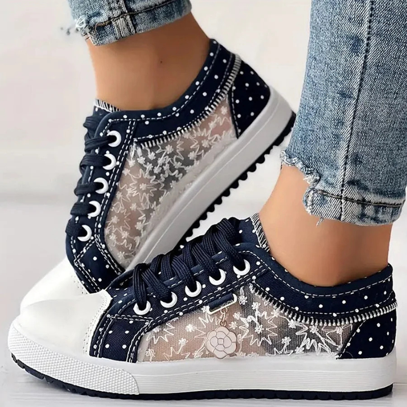 Stylowe błękitne buty damskie z motywem kwiatowym na jasnej podeszwie
