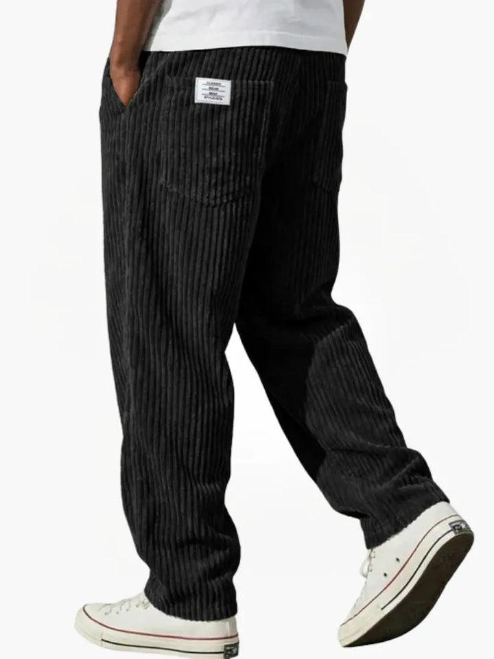 Luźne spodnie męskie casual w stylu retro, pełna sylwetka