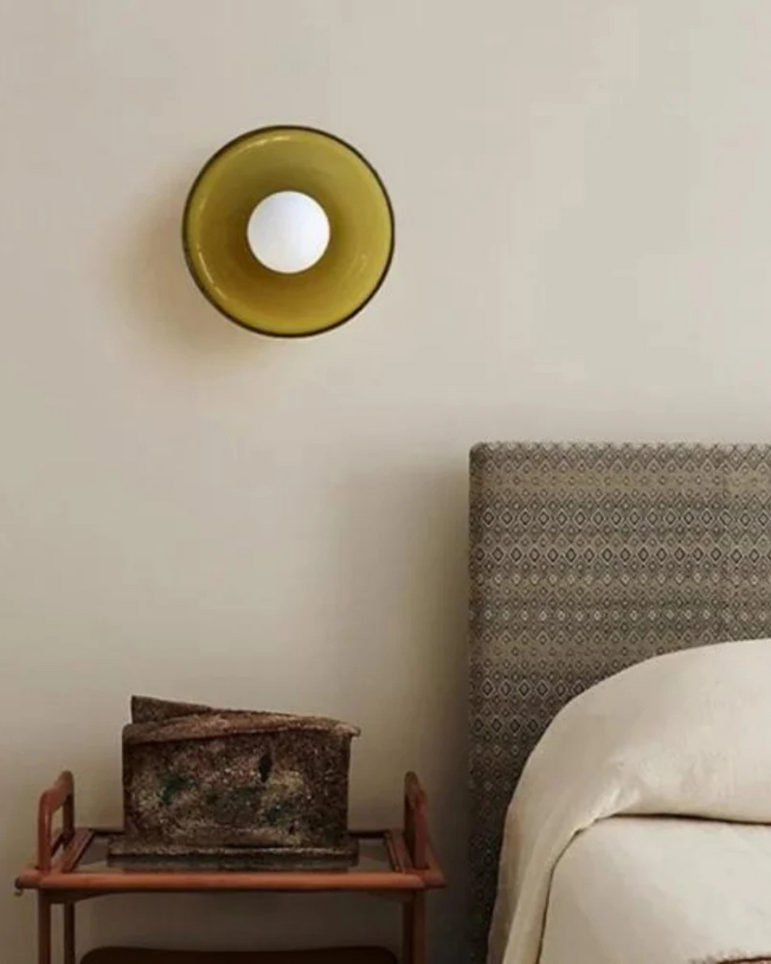 Elegancka lampa sufitowa i ścienna tworząca nastrojowe oświetlenie sypialni